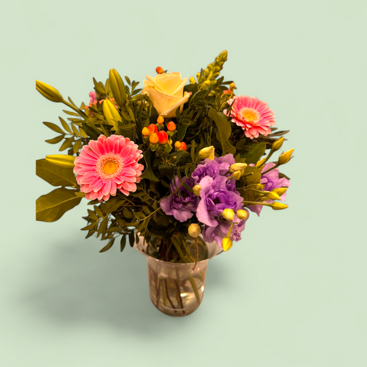 Boeket met Witte Roos, Paarse Lisianthus, Roze Gerbera & Lelie – Verse Seizoensbloemen