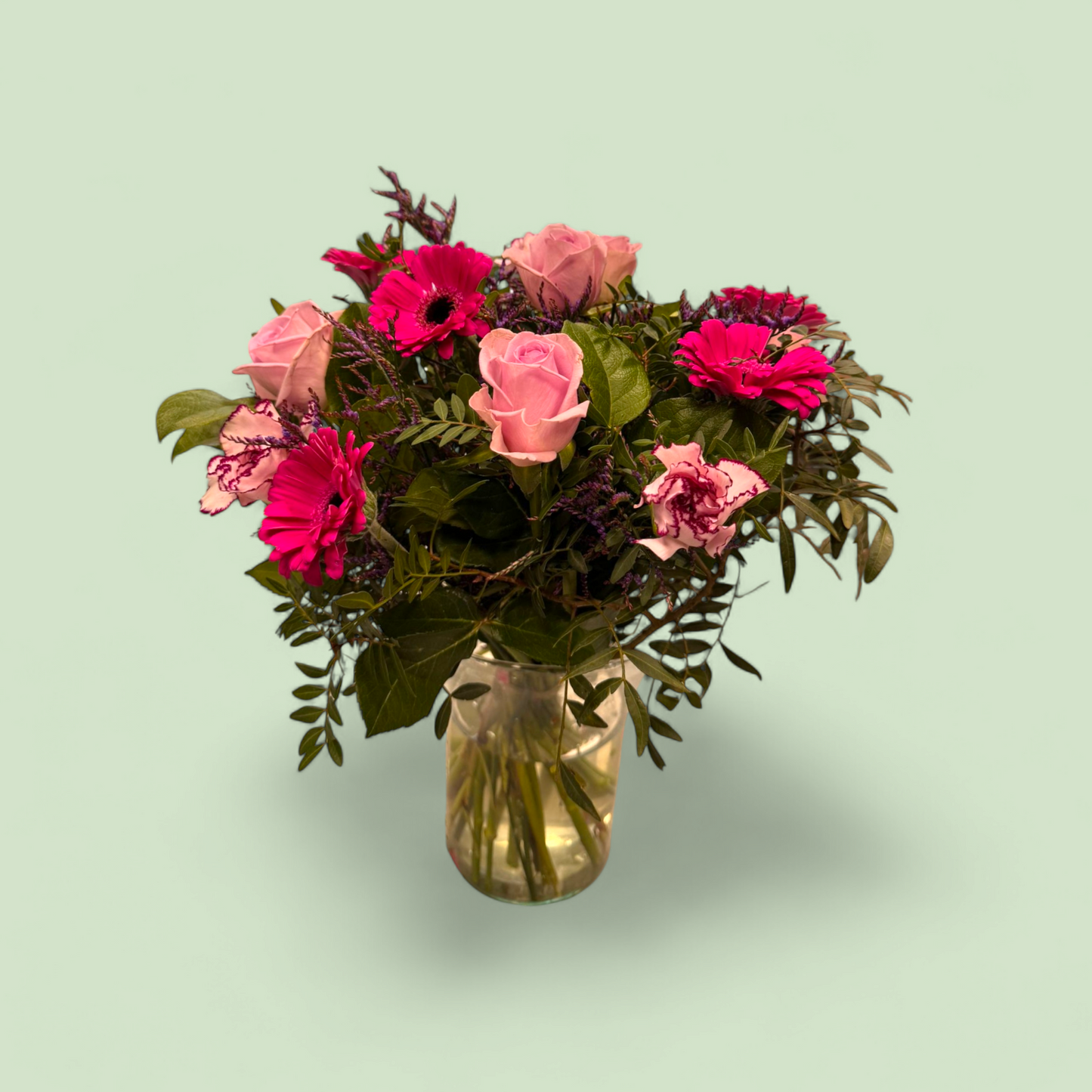 Boeket met roze roos, hardroze gerbera en anjers