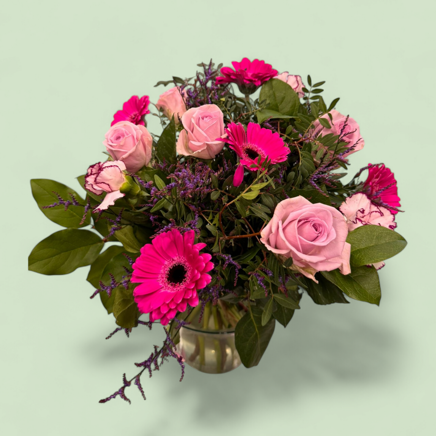 Boeket met roze roos, hardroze gerbera en anjers paars roze