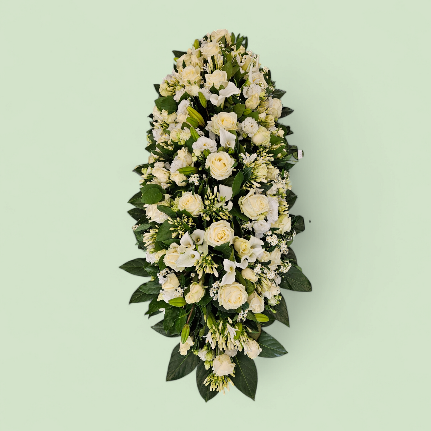 kistbedekker wit met lelie en roos