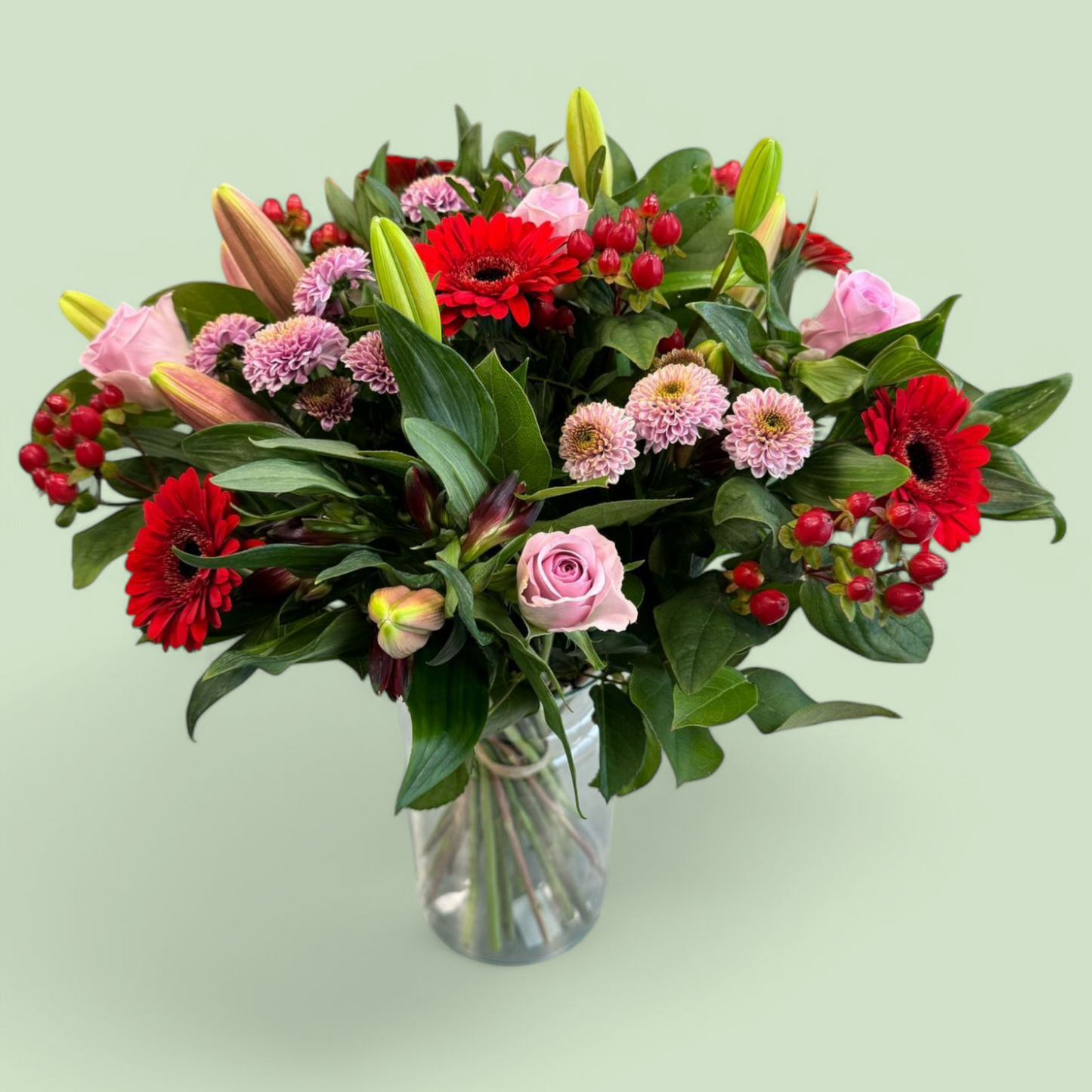 Klassiek boeket met - roze rozen, lelie, rode gerbera
