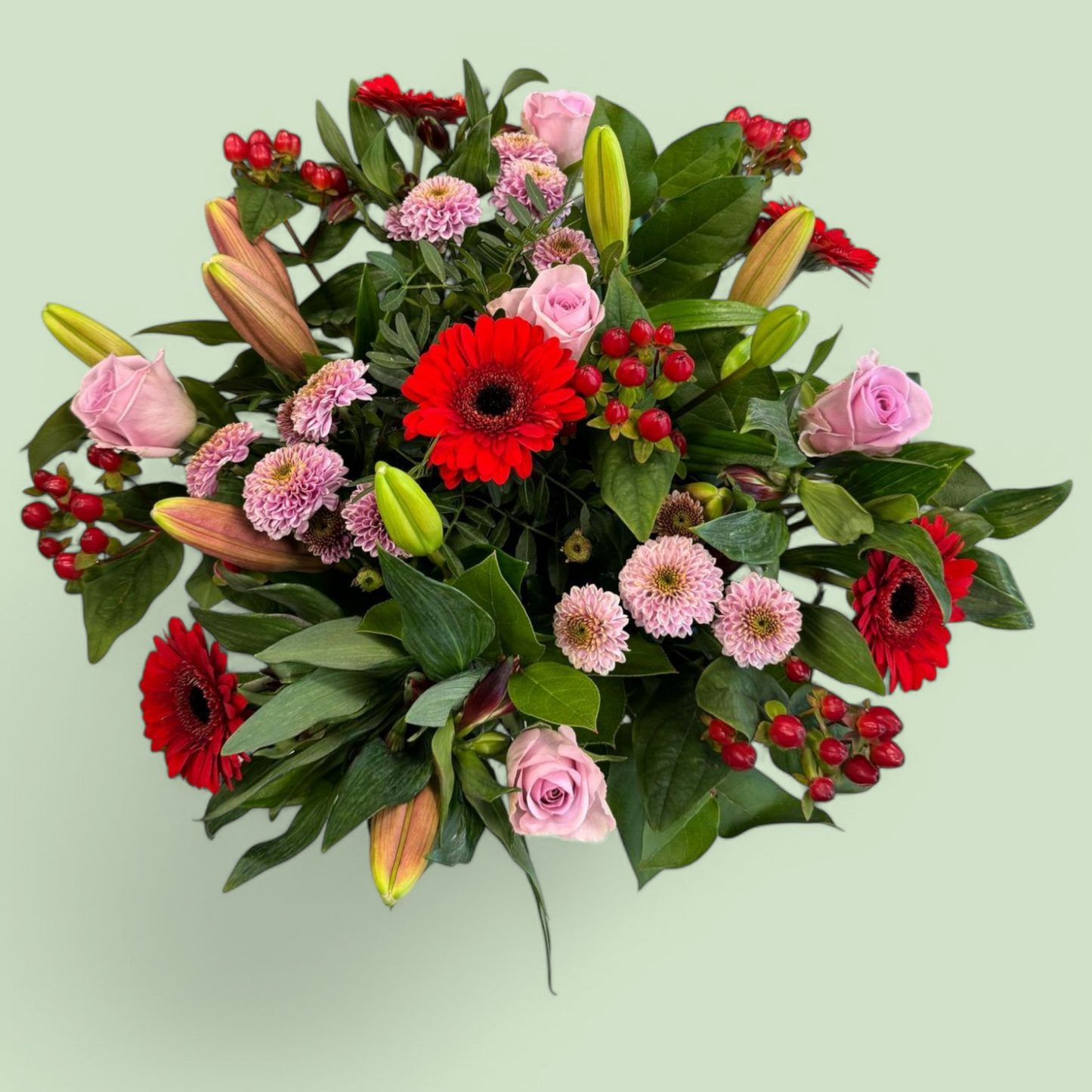 Klassiek boeket met - roze rozen, lelie, rode gerbera
