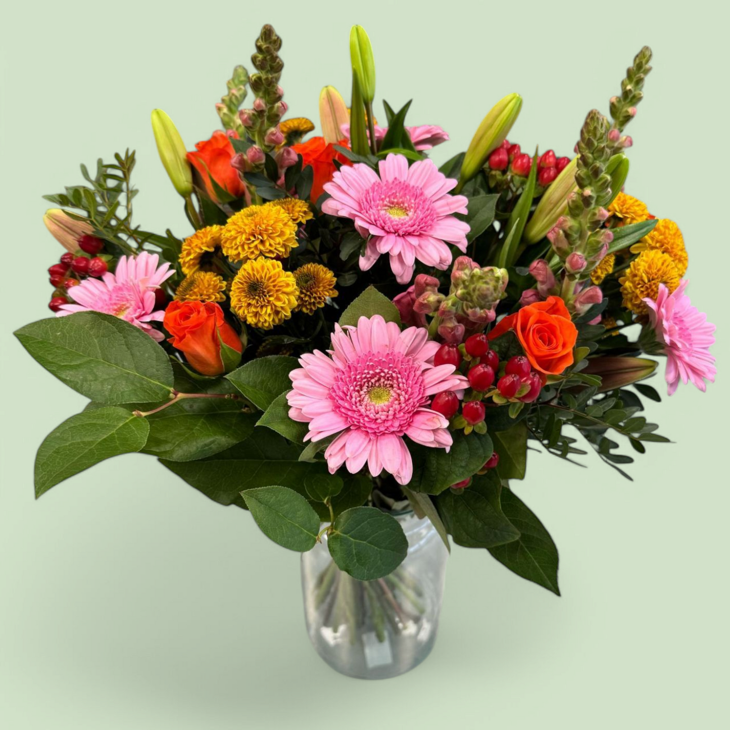 Klassiek oranje roze boeket met - oranje rozen, roze gerbera, lelie en overige seizoensbloemen