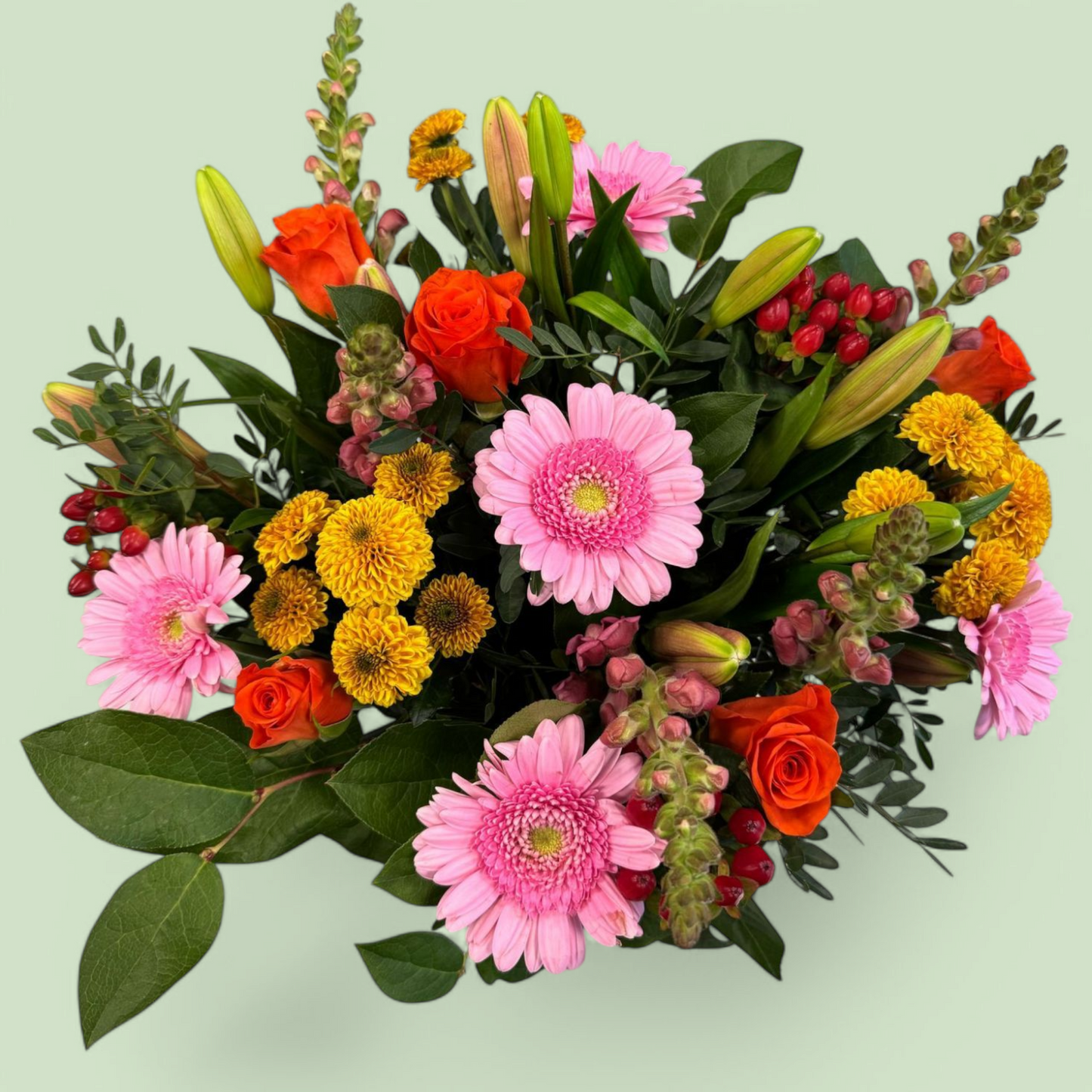 Klassiek oranje roze boeket met - oranje rozen, roze gerbera, lelie en overige seizoensbloemen