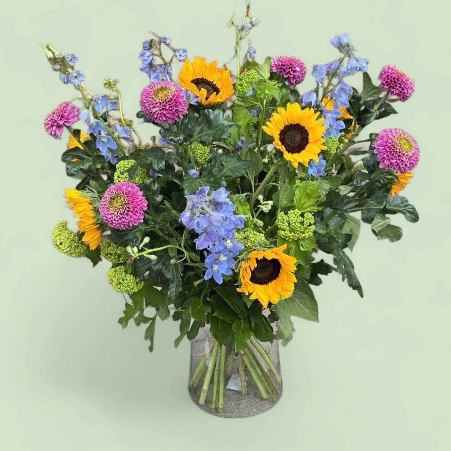 Zomer plukboeket – Geel blauw Paars | Met Zonnebloemen, viburnum, delphinium en andere seizoensbloemen