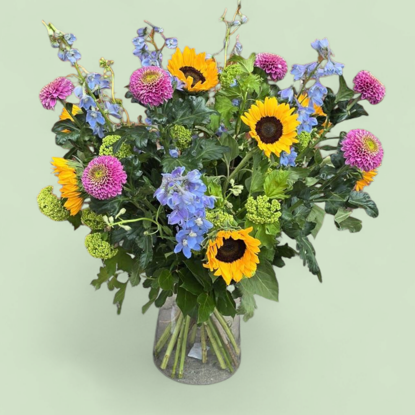 Zomer plukboeket – Geel blauw Paars | Met Zonnebloemen, viburnum, delphinium en andere seizoensbloemen