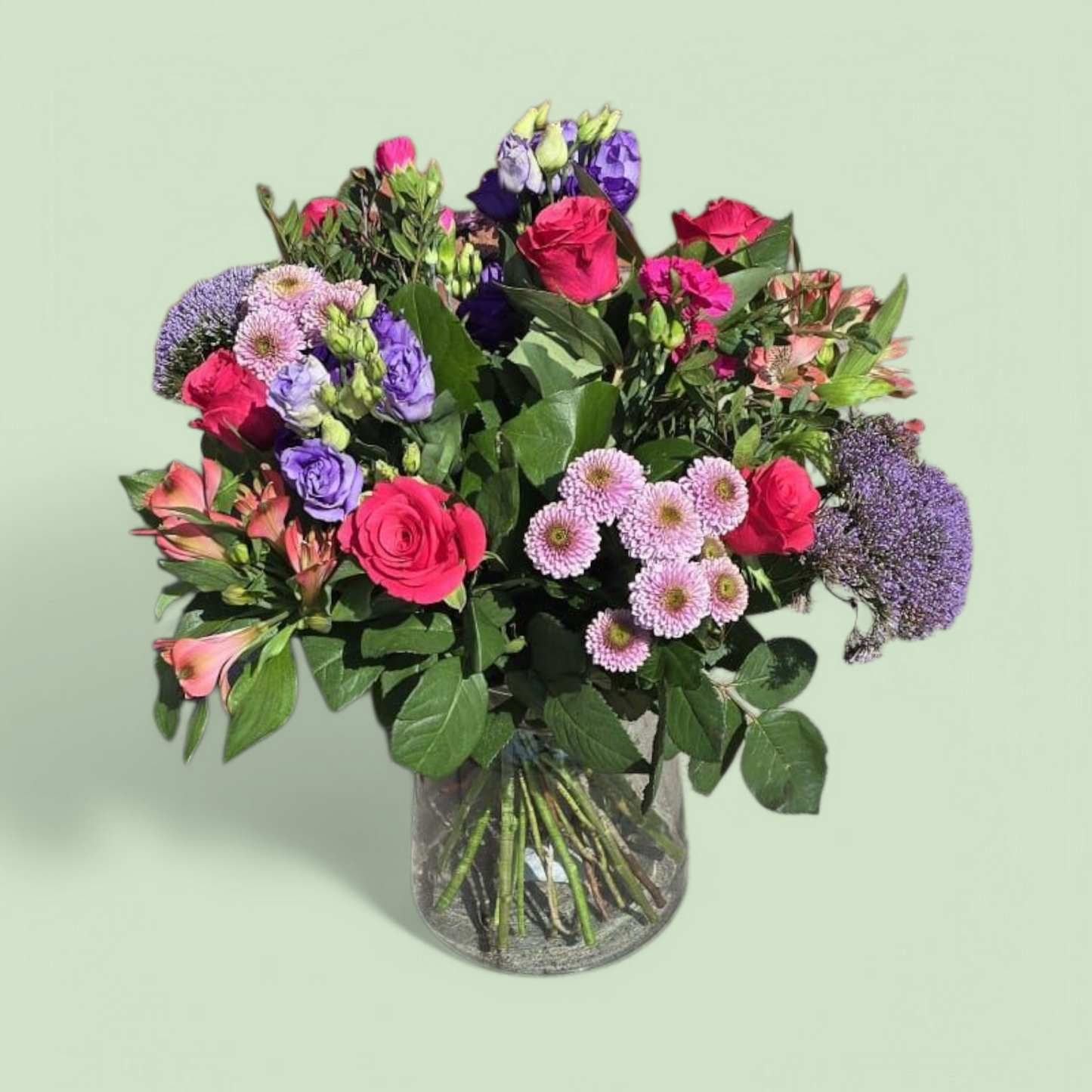 Moederdag boeket met rozen, chrysant en seizoensbloemen paars roze