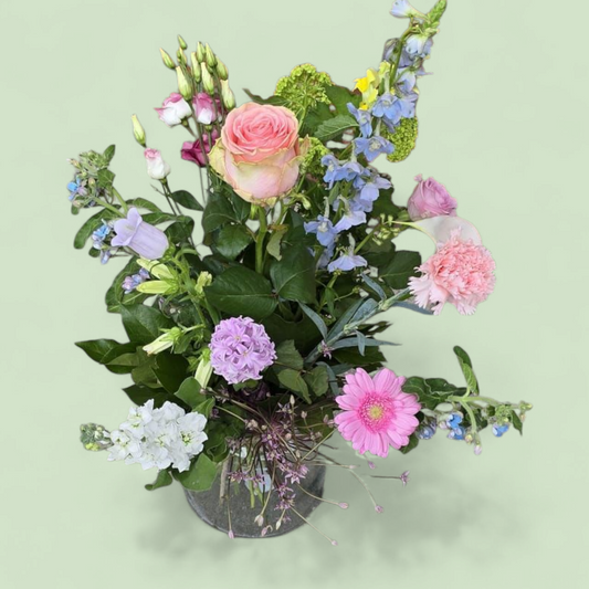 plukboeket – roze wit blauw | Met gerbera rozen  anjer en andere seizoensbloemen