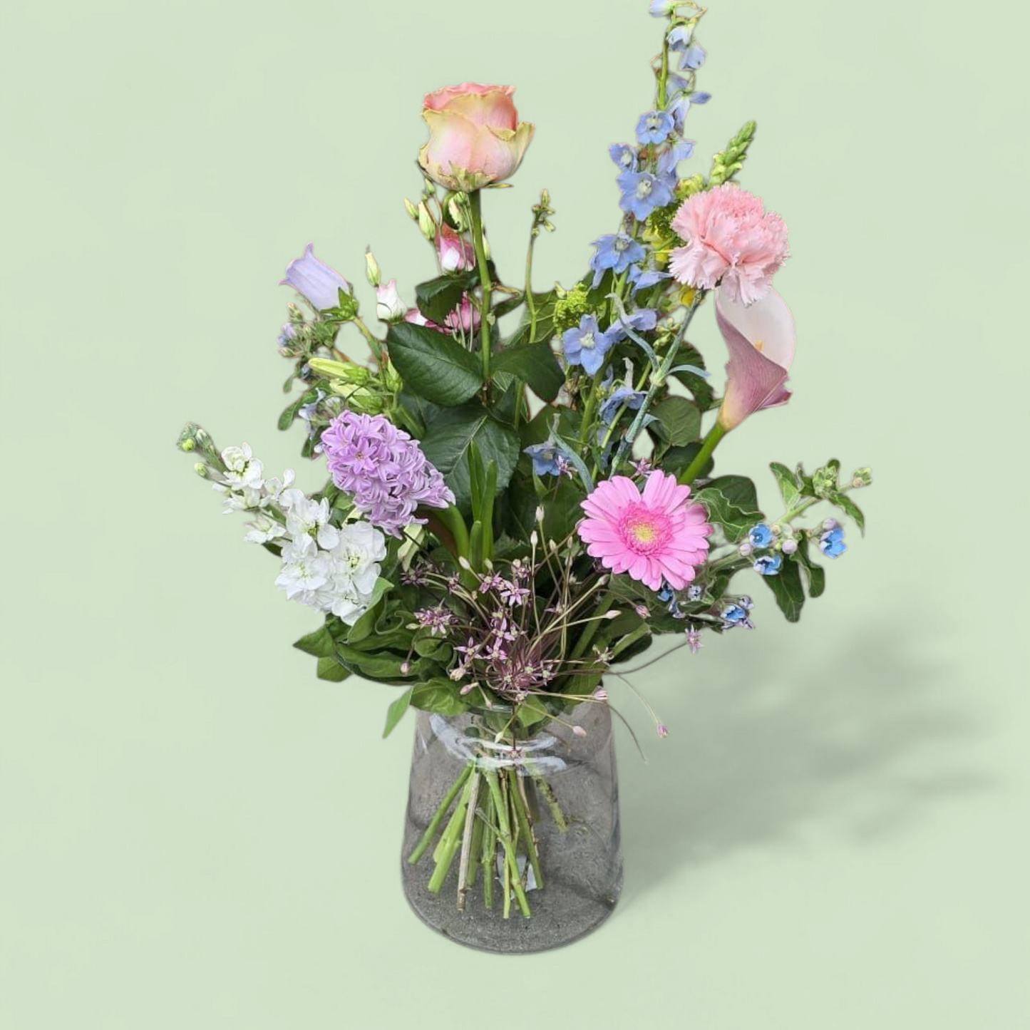 plukboeket – roze wit blauw | Met gerbera rozen  anjer en andere seizoensbloemen