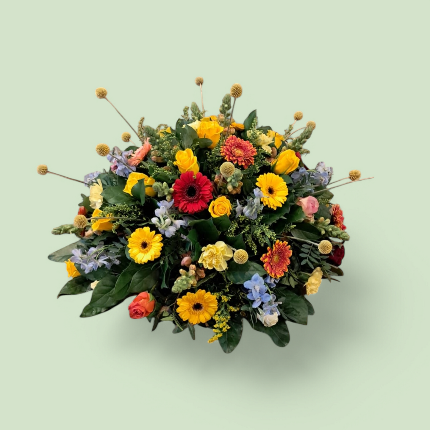 Biedermeijer Bloemstuk vanaf 40 cm: Gele rozen diverse gerbera's graspedia en andere bloemen