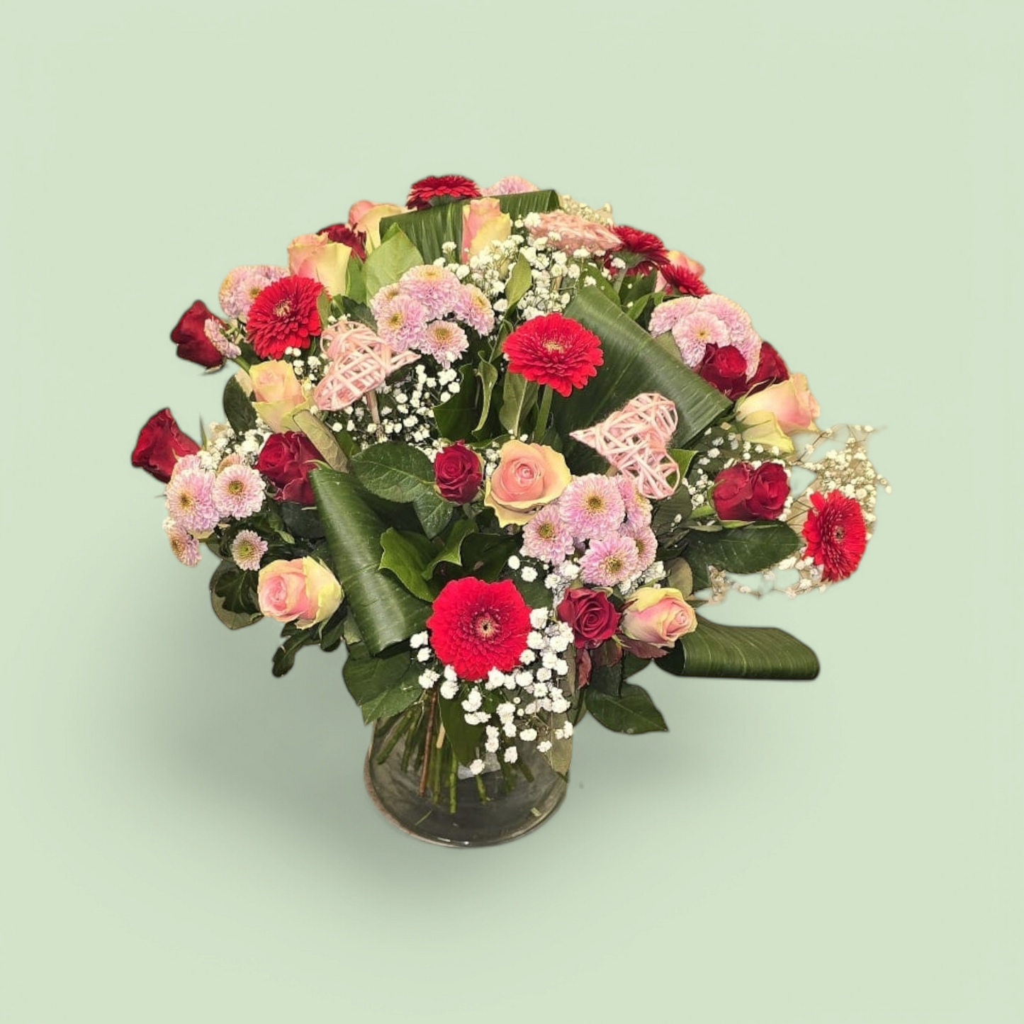 Klassiek boeket met - rode rozen roze gebera's en roze rozen