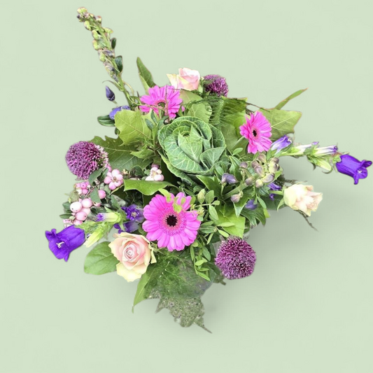 roze paars en zalm bloemen in dit prachtige herfstboeket