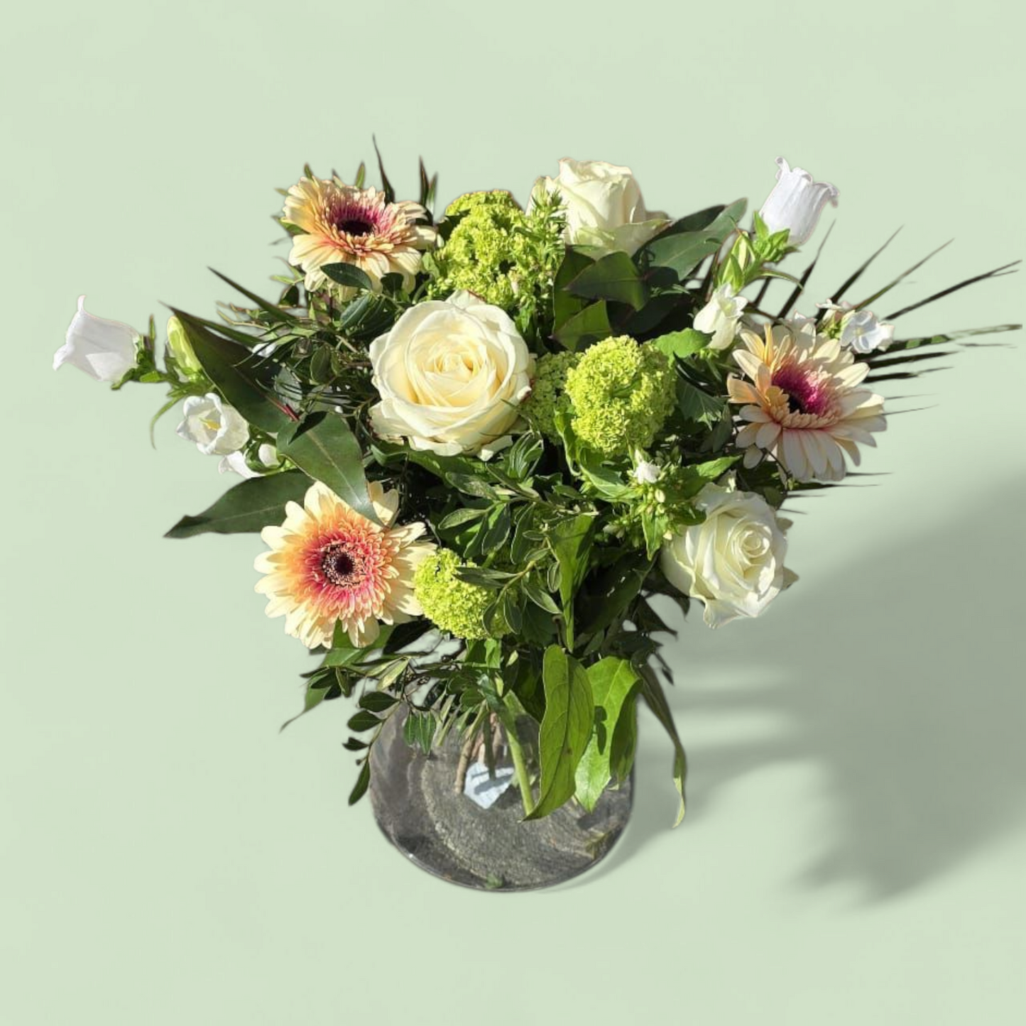 Boeket – wit groen zalm | Met gerbera rozen en andere seizoensbloemen
