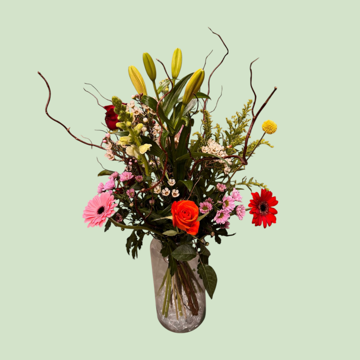 Plukboeket met Kronkelwilg, Rode Rozen en Roze Bloemen – Een Speelse en Romantische Bloemenpracht