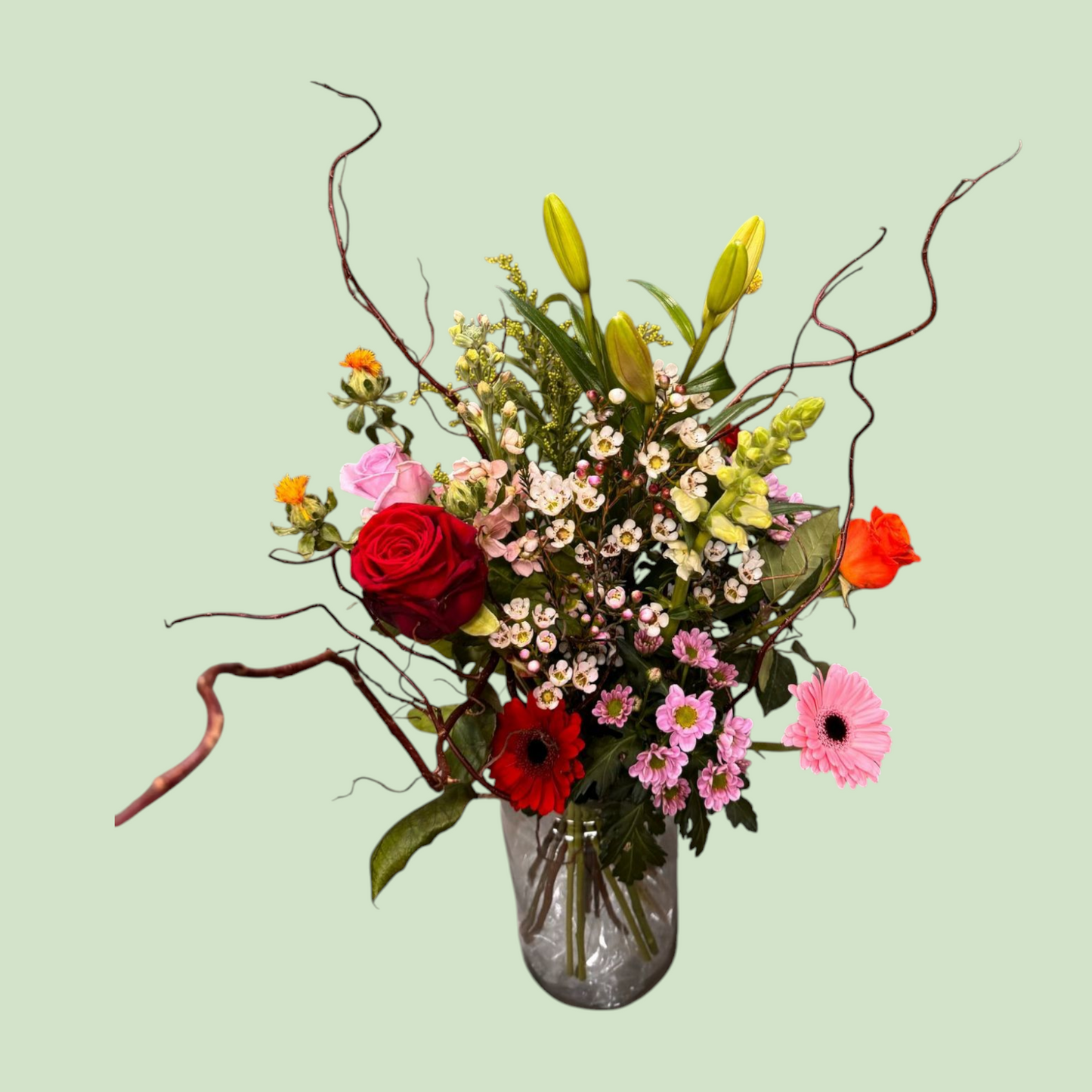 Plukboeket met Kronkelwilg, Rode Rozen en Roze Bloemen – Een Speelse en Romantische Bloemenpracht