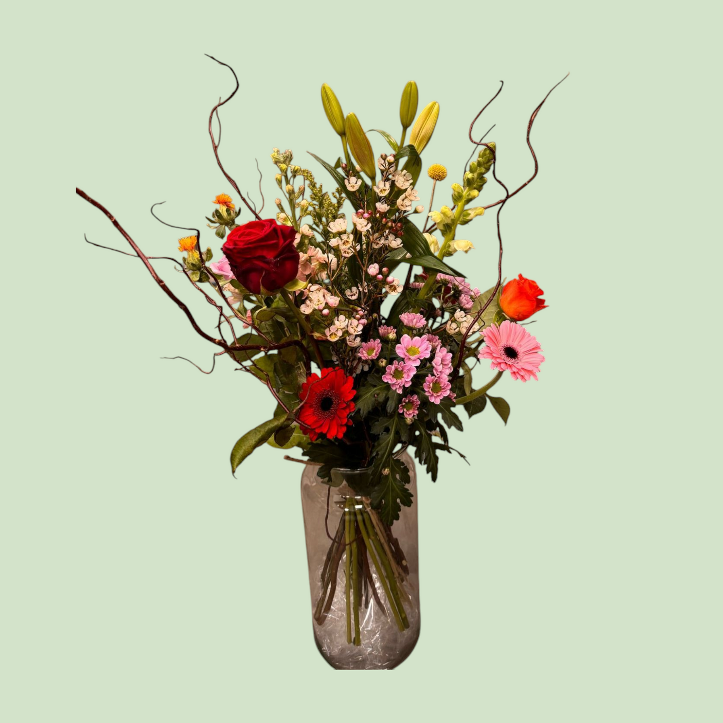 Plukboeket met Kronkelwilg, Rode Rozen en Roze Bloemen – Een Speelse en Romantische Bloemenpracht