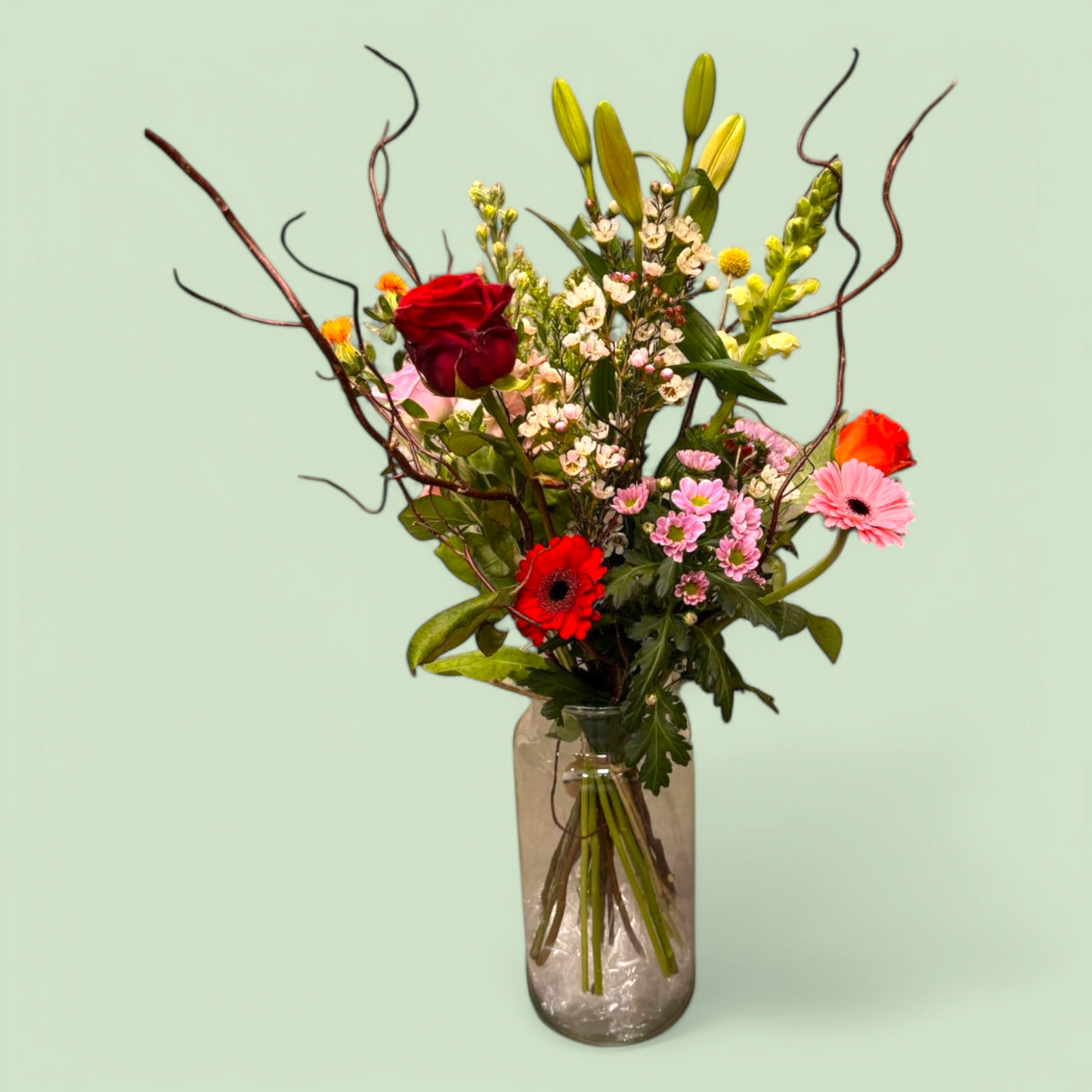 Plukboeket met Kronkelwilg, Rode Rozen en Roze Bloemen – Een Speelse en Romantische Bloemenpracht