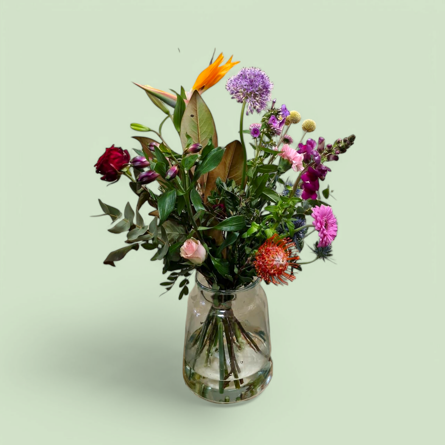 Plukboeket rood oranje roze met oa strelitzia, rode roos, allium en protea