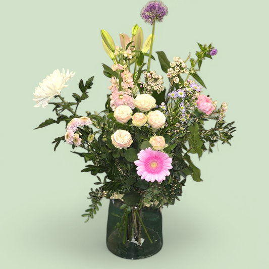 Plukboeket wit roze met allium, lelie, trosroos en seizoensbloemen