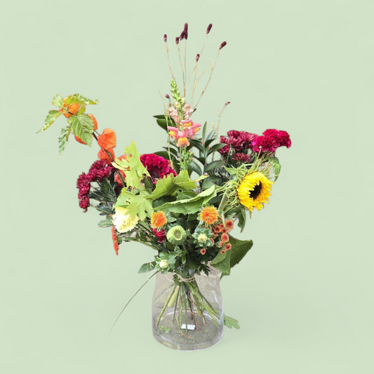 prachtig plukboeket herfst met zonnebloemen, celosia, physalis, gerbera en nog meer seizoensbloemen