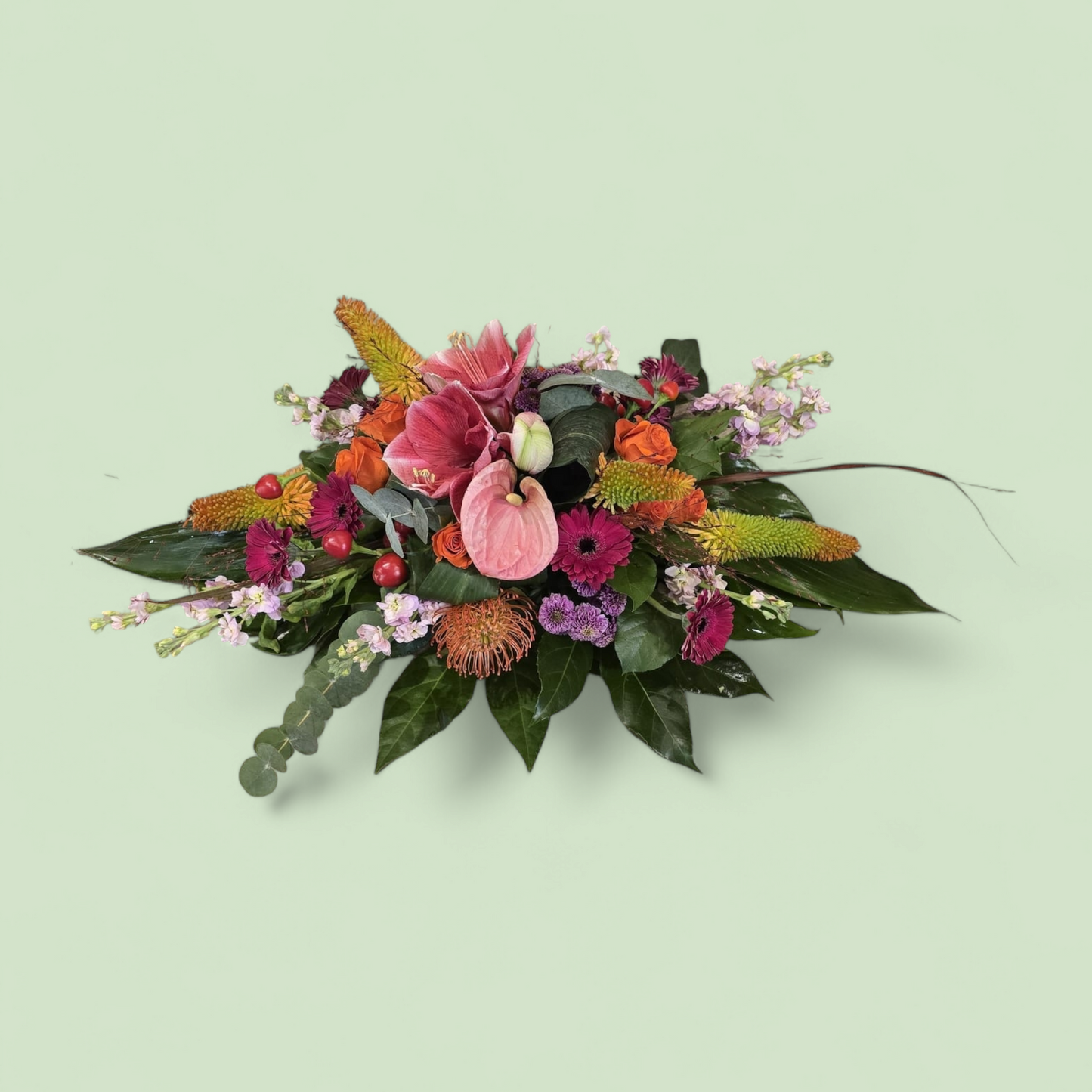 rouwstuk met diverse speciale bloemen van het seizoen