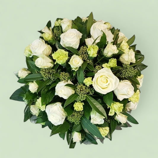 Biedermeijer Bloemstuk vanaf 40 cm: Witte rozen en groene anjers