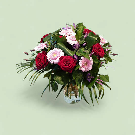 Boeket met rode rozen en gerbera en clematis