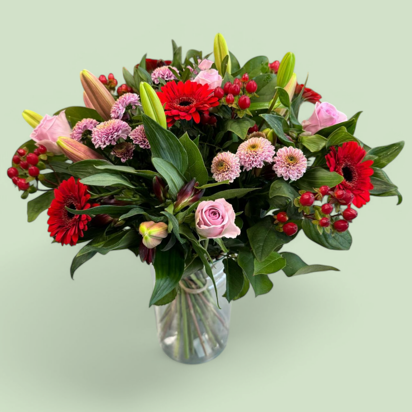 Klassiek boeket met  - roze rozen, lelie, rode gerbera