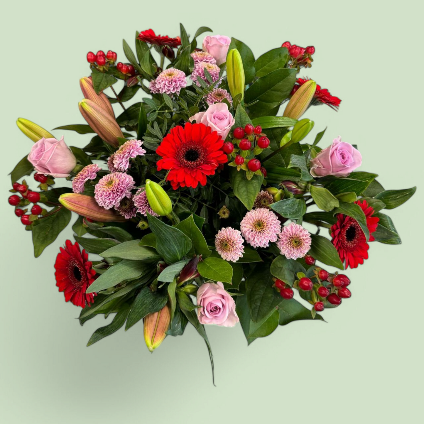 Klassiek boeket met  - roze rozen, lelie, rode gerbera