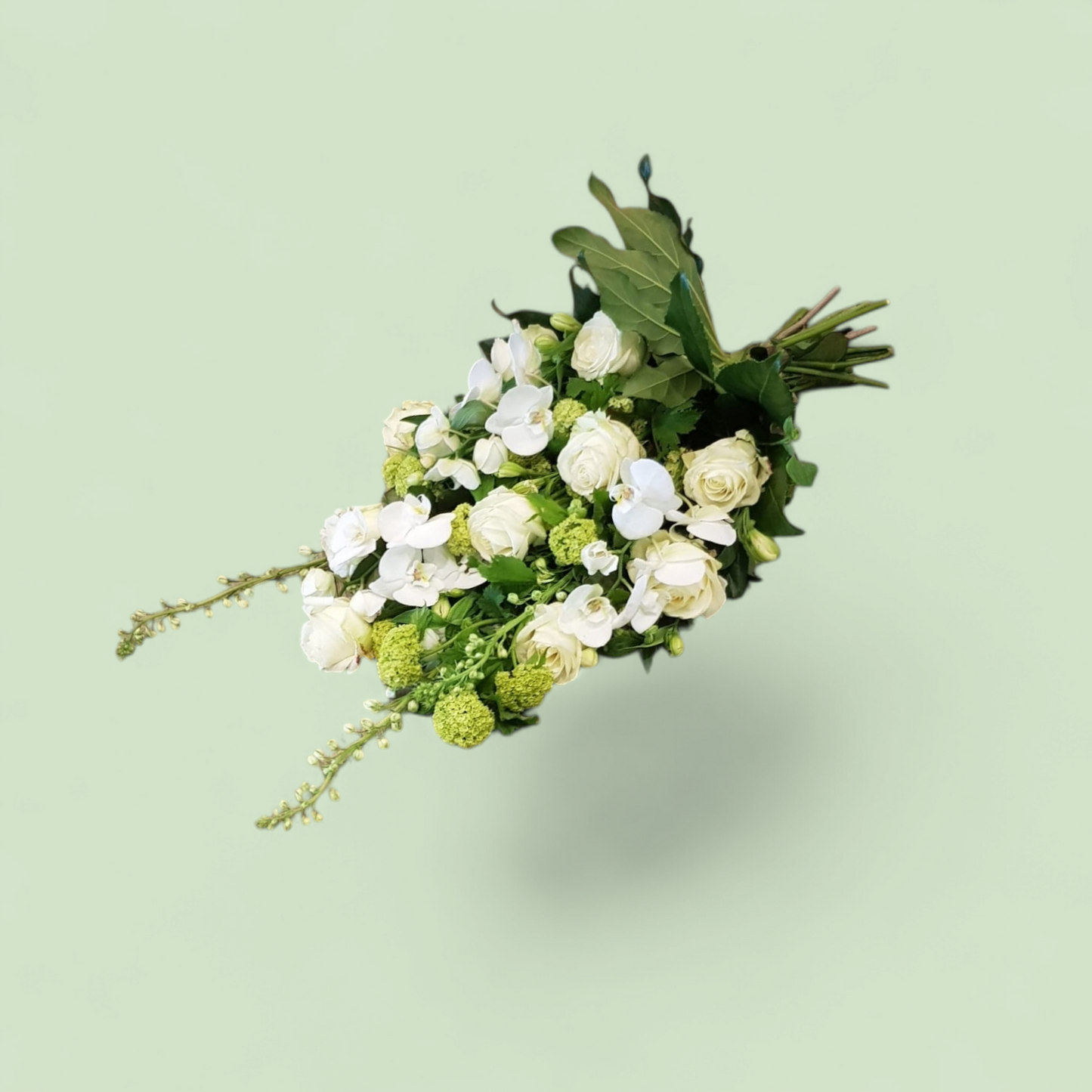 Liggend boeket met witte rozen en witte phaleanopsis