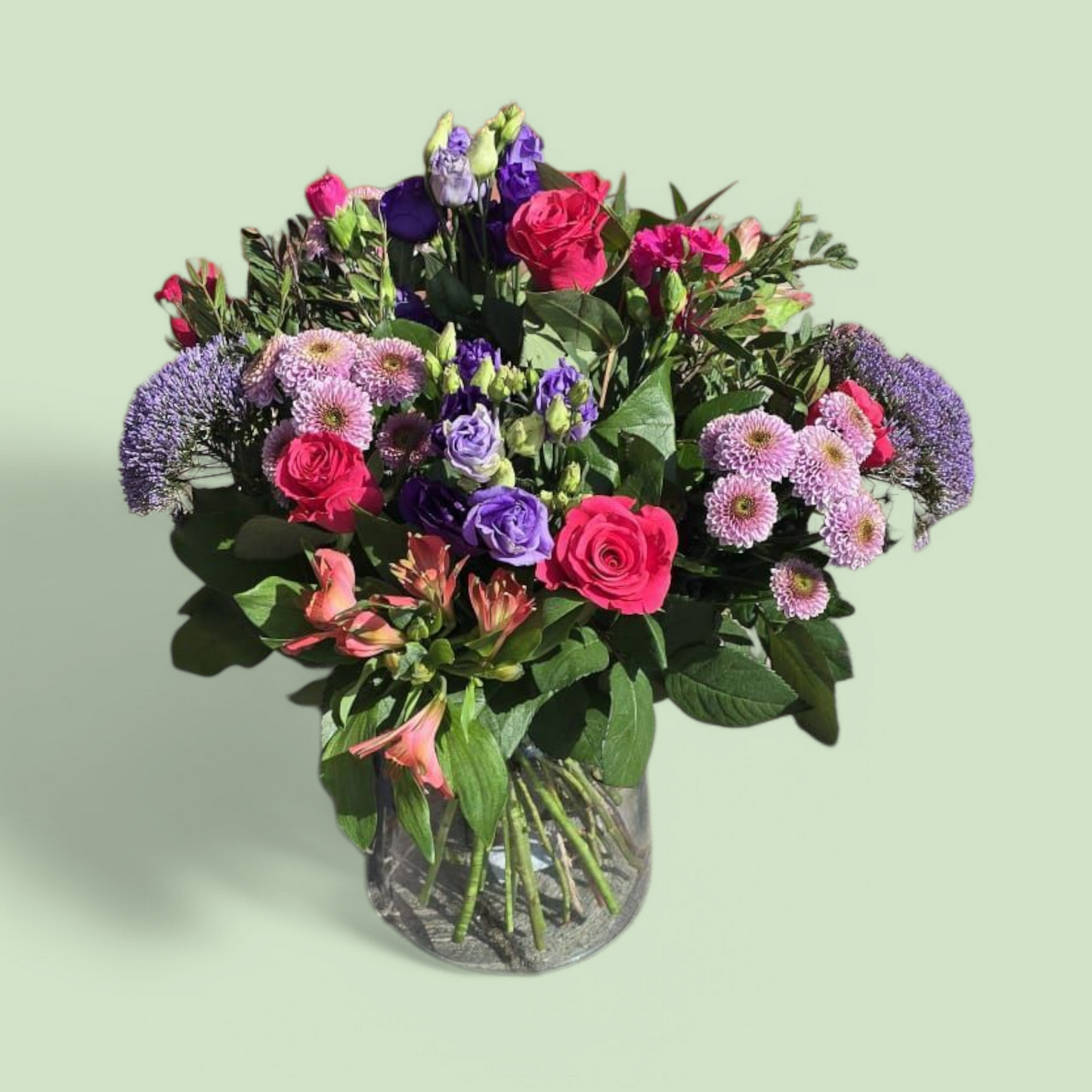 Moederdag boeket met rozen, chrysant en seizoensbloemen paars roze