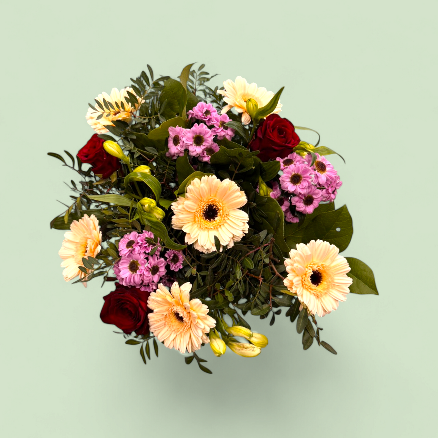 Boeket met creme gerbera, rode roos, roze santini