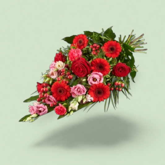 Liggend Rouwboeket met Rode Rozen, Rode Gerbera’s en Roze Lisianthus – Een Krachtig en Liefdevol Afscheid