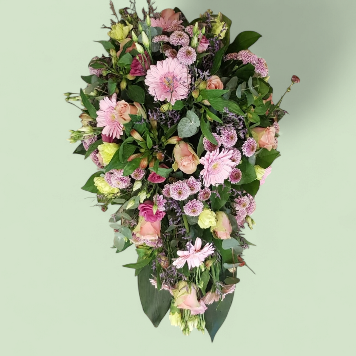 Rouwstuk in de Vorm van een Druppel – Wild Gestoken in Roze Tinten met Gerbera’s, Rozen en Lisianthus