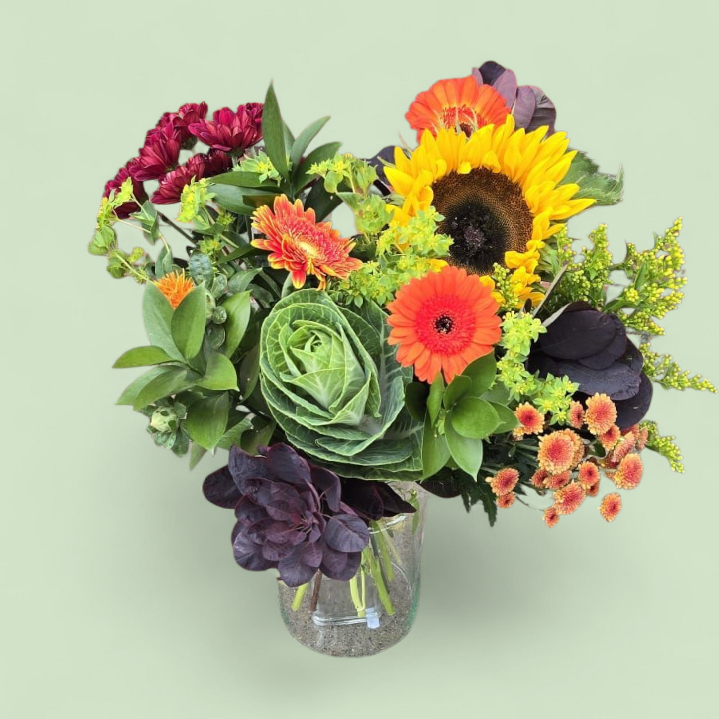 Herfstboeket “Zonnige Touch” – rood, oranje & groen met zonnebloem