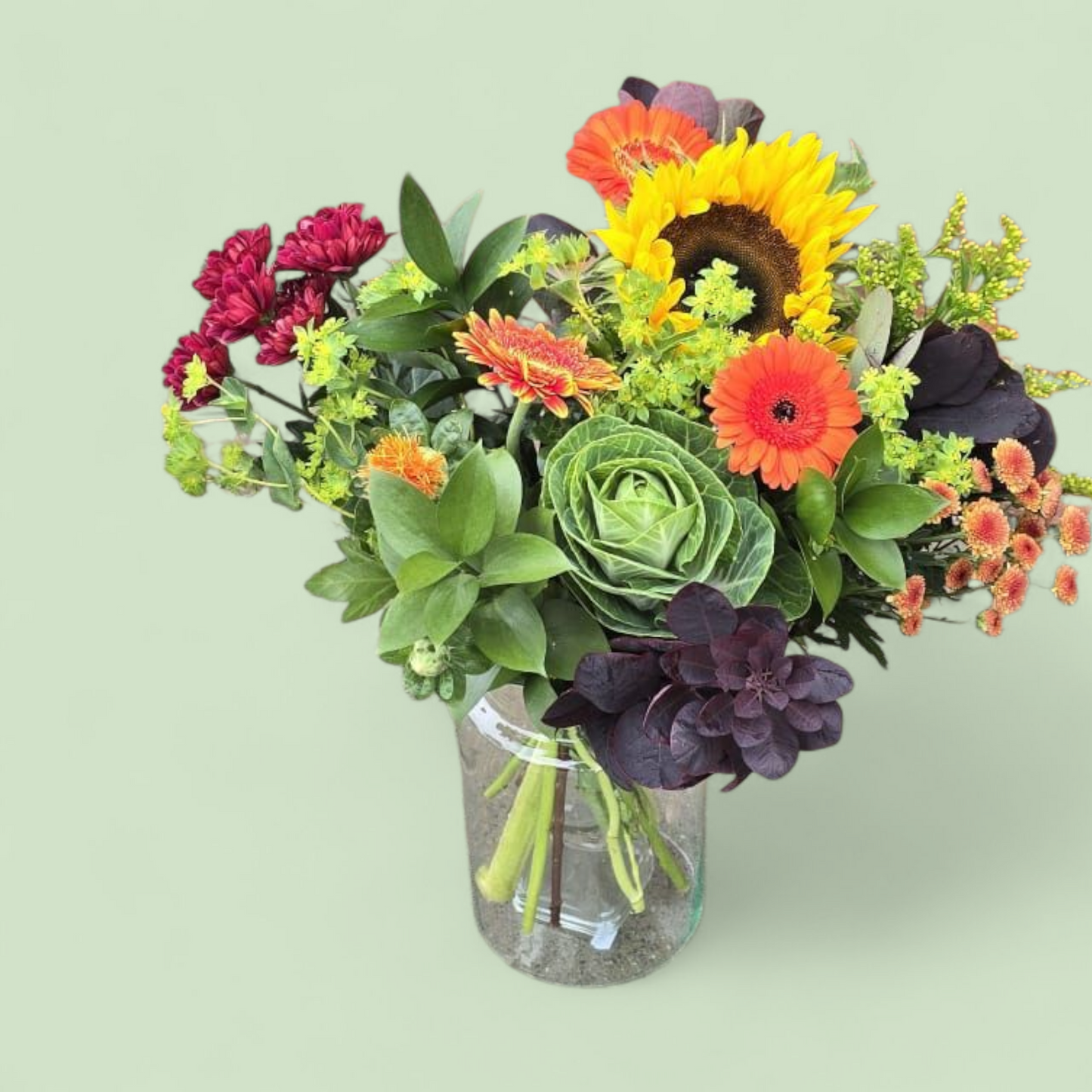 Herfstboeket “Zonnige Touch” – rood, oranje & groen met zonnebloem
