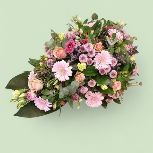 Rouwstuk in de Vorm van een Druppel – Wild Gestoken in Roze Tinten met Gerbera’s, Rozen en Lisianthus