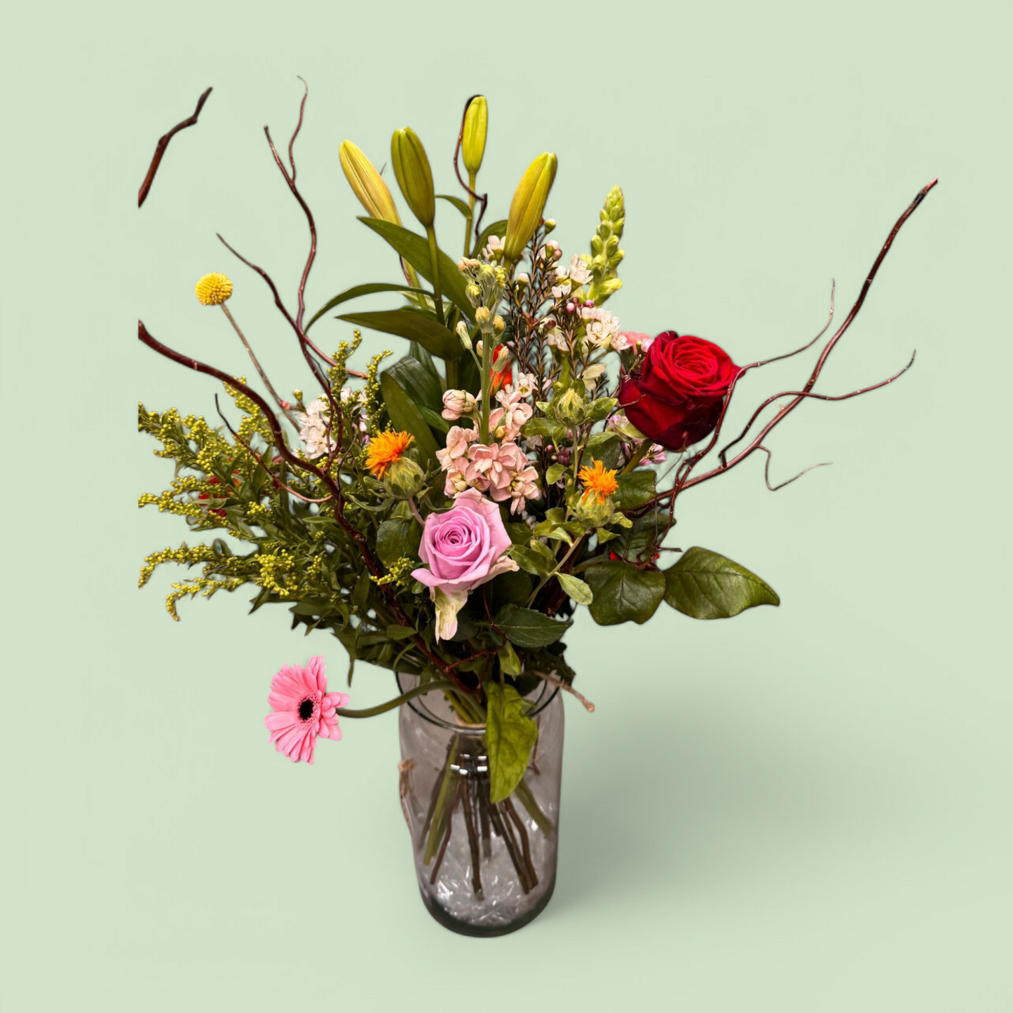 Plukboeket met Kronkelwilg, Rode Rozen en Roze Bloemen – Een Speelse en Romantische Bloemenpracht