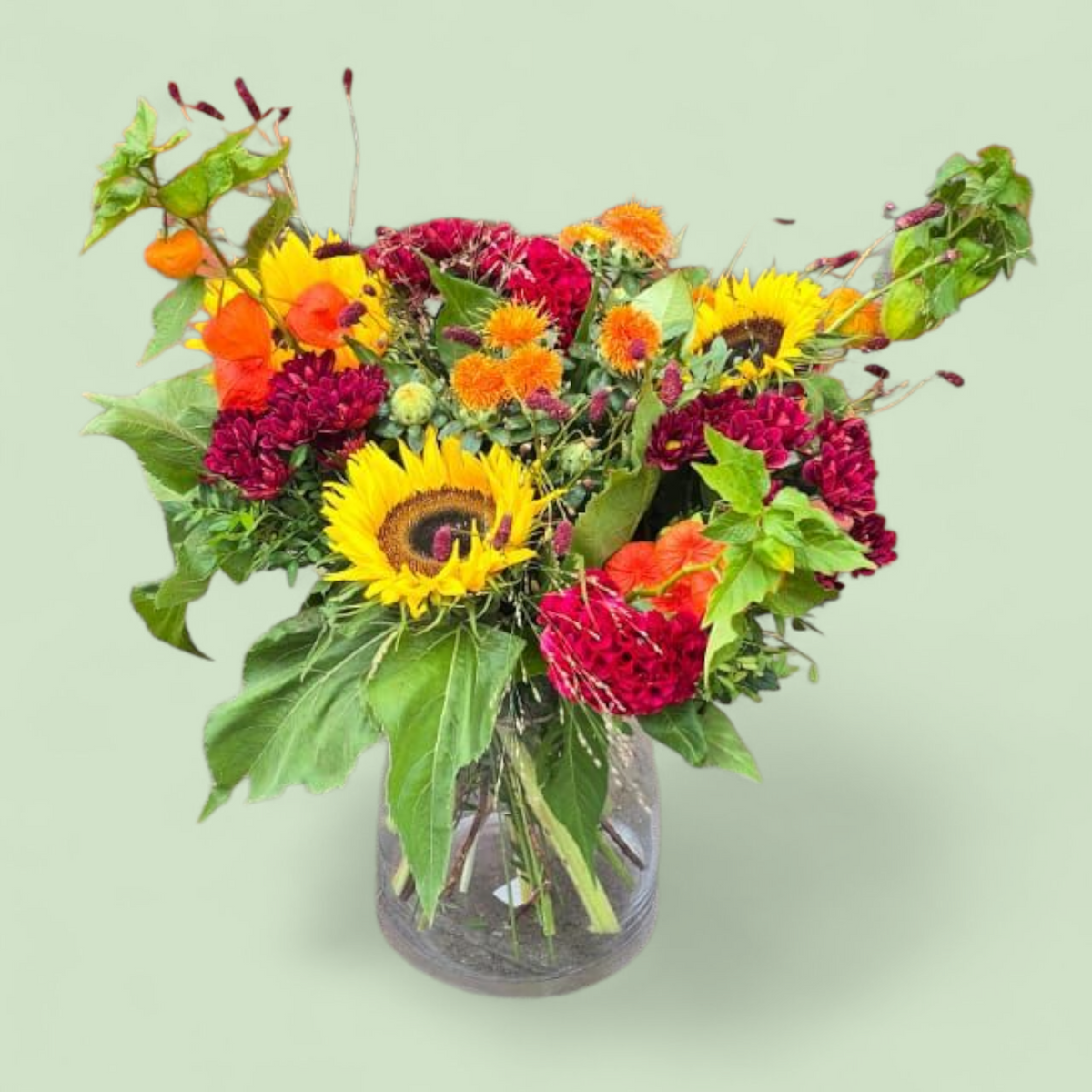 haal de zon in huis prachtig herfstboeket geel oranje rood, met prachtige herfstbloemen zonnebloem, celosia, chartamus en chrysant