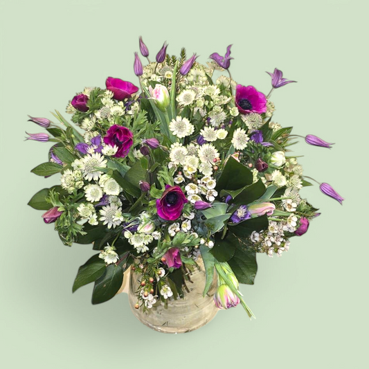 voorjaarsboeket met tulpen annemonen, clematis en seizoensbloemen